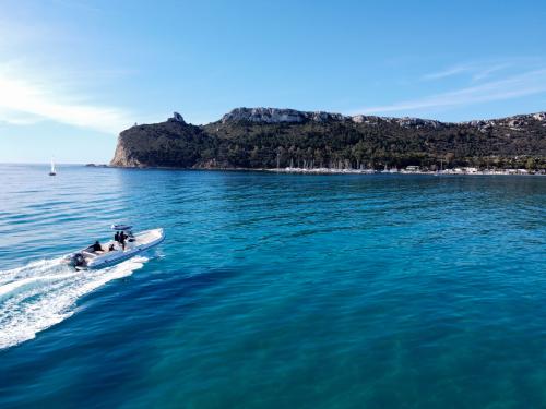 Navigando davanti alla spiaggia del Poetto